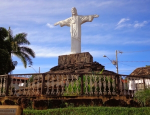 foto-do-cristo-com-a-cascata.jpg